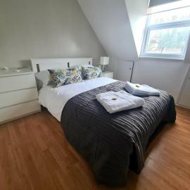 Split level luton town center flat
