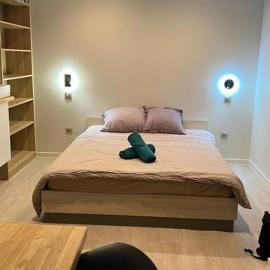 Studio piscine partagée parking securisé, hotel in Saint-Yrieix-sur-Charente