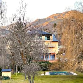 Acogedor alojamiento en Martinet, Cerdanya, Puigcerdá, hotel in Martinet