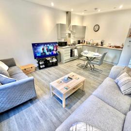 Contemporary Charm by Poole Quay - Two Bedroom Apartment with Garden