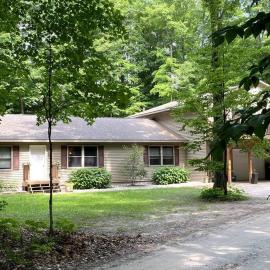 4 Bedroom/2 Bath Home 20 Acres of Woods - Hot Tub, hotel a Benzonia