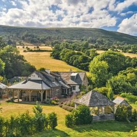 Luxury Spacious Country Home w/ Mountain Views, hotel u gradu 'Hereford'