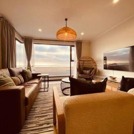 Beachfront Townhouse - MowenOne, hotel in Walvis Bay