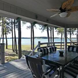 Sunset Breezes - quiet waterfront retreat, hotel en Woolford