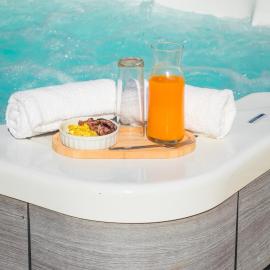 Évasion en Plein Cœur de Port-Louis T2 avec Piscine, Jacuzzis, Sauna, Tapas & Mocktails