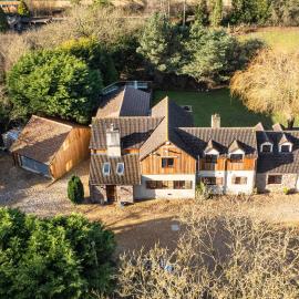 Cheerful 7-bedroom house with hot tub sleeps 25