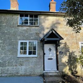 Rustic 18th century stone cottage with fireplace and parking، فندق في كروبورو