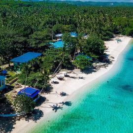 Durhan White Beach Resort powered by Cocotel، فندق في Tabuelan