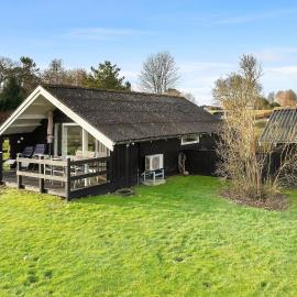 3 Bedroom Nice Home In Hejls, hotel a Hejls