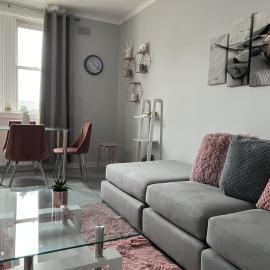 2 Bedroom Flat - Sleeps 4 - Parking - Wifi