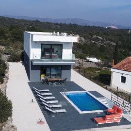 Villa Grey with Heated Pool, hotel i Vinišće