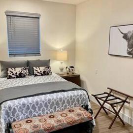 Crazy Cow Private HOT TUB BBQ Sleeps 2, hotel in Ahwahnee