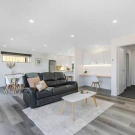 New Mod Home 2 bed bath Home 12km to CBD Airport، فندق في Rokeby