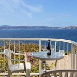 샌디 베이에 위치한 호텔 Seaside Serenity: Panoramic Waterfront Retreat