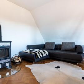 Doppelhaus- Villa Leipzig Schleußig , moderner Altbau Apartment Dachetage mit 2 Schlafzimmern und separatem Zusatzzimmer , Parkplatz - Balkon - Kamin - Eicheparkett - Arbeitsplatz, hotelli Leipzigissä