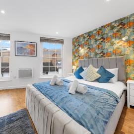 Stylish 1 Bedroom Apartment Near Heathrow, Windsor Castle, Thorpe Park - Staines London TW18, hotel in London