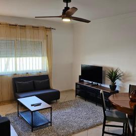 Harbour's way, spacious and cosy apartment, with AC, hotelli kohteessa Olhão