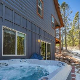 Rustic cabin charm w/ hot tub, arcade basketball, hotel in Woodland Park