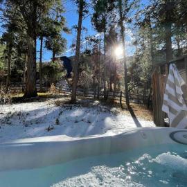 Chic chalet w/ hot tub, ping-pong, arcade bball, hotel in Cascade-Chipita Park