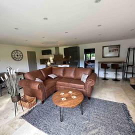 Beautiful Cabin with pond view, hotel in Steyning
