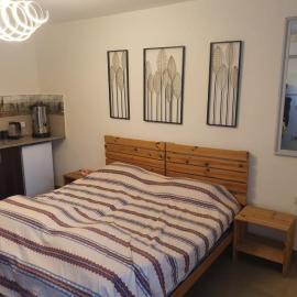 Suite in the village, viešbutis mieste Neve Daniel