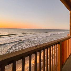 Oceanfront: Beach, Sand and Views at Coral Reef!, hotel in North Topsail Beach
