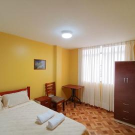 Across from Lima Airport - A y J Familia, Hotel in Lima