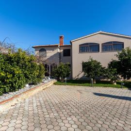 Villa Mira