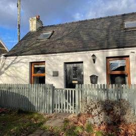 Traditional Stone cottage in heart of the village, hotel in Llangwm