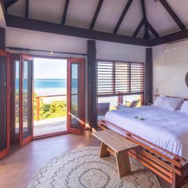 Private Oceanfront Fijian Villa Sleeps 8, hotel sa Malolo