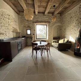 Appartement dans une vieille ferme bugiste, hotell i Ceyzérieu