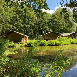 Luxe safaritent aan het water of met prachtig weids uitzicht - Recreatiepark de Uilenburg - Sneek - Friesland, hotelli kohteessa Hommerts