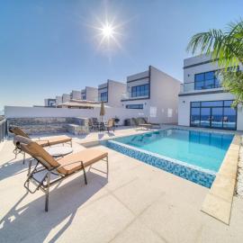 Best Deal, Classy 4BR Villa with Pool & Ocean Views by Deluxe Holiday Homes