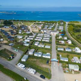 Mobil Home XXL 4 chambres - Camping La Pointe de Roscoff, hotel a Roscoff