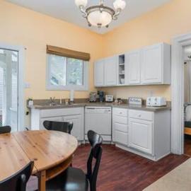 Downstairs 2 Bedroom Apt- Pet Friendly- walking distance to beach & shops, hotel in Michigan City