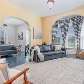 Beautiful downstairs 1bed 1bth charmer- Pet Friendly, hotel in Michigan City