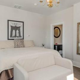 Studio w King Bed Walking distance to Beach & Shops, hotel in Michigan City