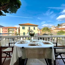 Viesnīca [Villa Migliorini] Lusso & Comfort in Finalborgo. pilsētā Finale Ligure
