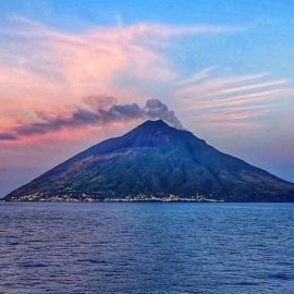 Stromboli Suite Apartment with Terrace Volcano & Sea view, hotel Stromboliban