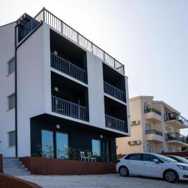 Apartmani Ora, hotel in Komarna