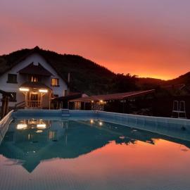 CONACUL DE SUB MUNTE, hotel v destinácii Novaci-Străini