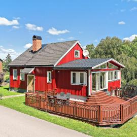 Hus Ana - familienfreundliches Ferienhaus Fengersfors mit Kamin - Kanu inklusive, hotel v destinaci Fengersfors