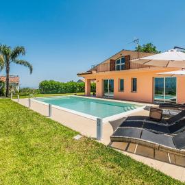 Delightful 4 Bed Villa with Heated pool & Jacuzzi Overlooking Aeolian Islands, hotel a Castroreale