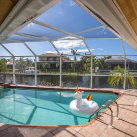 Waterfront Home With Heated Pool/Jacuzzi and only 1mile to beach, hotel in Marco Island
