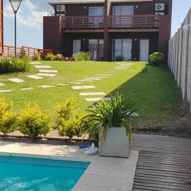 Duplex familiar con pileta en zona parque, hotel em Necochea