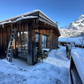 Out of the Box - Two creative tiny houses by Heiti Gstaad, khách sạn ở Gsteig