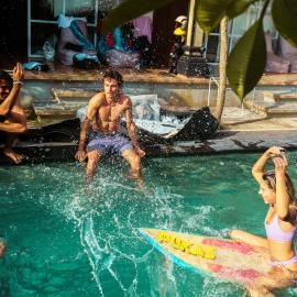 LoTide Surf Camp Uluwatu、ウルワツのホテル