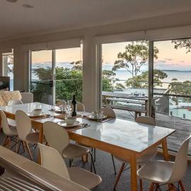 Expansive Bay Views, Light & Airy House, Wood Fire, hotel in Hyams Beach