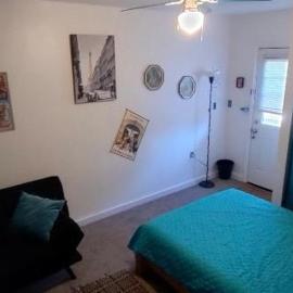 Private Guest Cozy Room w/Full Bathroom，伊莎貝拉湖的飯店