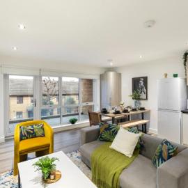 A Splash of Color: Spacious & Funky 3-BR Flat، فندق في لندن